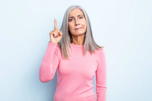 Frau Mittleren Alters Mit Grauen Haaren Fühlt Sich Wie Ein — Stockfoto