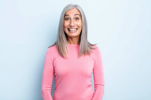 Donna Capelli Grigi Mezza Età Che Sembra Felice Piacevolmente Sorpreso — Foto Stock