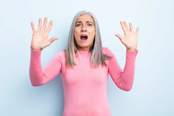 Orta Yaşlı Beyaz Saçlı Kadın Sersemlemiş Korkmuş Hissediyor Korkutucu Bir — Stok fotoğraf
