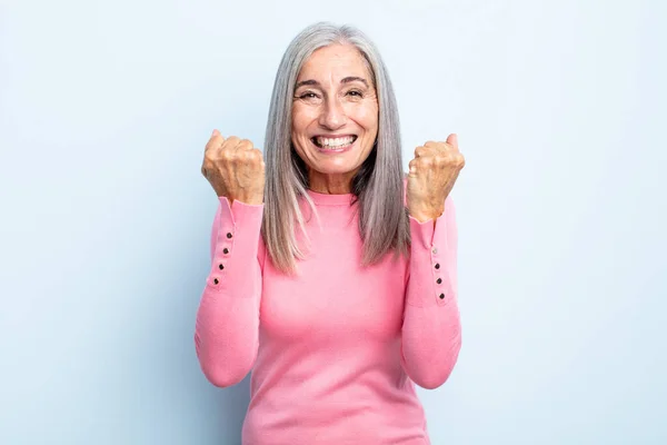 Mujer Pelo Gris Mediana Edad Gritando Triunfalmente Riendo Sintiéndose Feliz — Foto de Stock