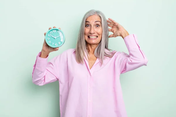 Mujer Pelo Gris Mediana Edad Sentirse Estresada Ansiosa Asustada Con — Foto de Stock