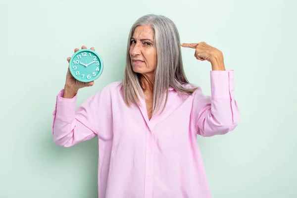 Mujer Pelo Gris Mediana Edad Sintiéndose Confundida Perpleja Mostrando Que —  Fotos de Stock