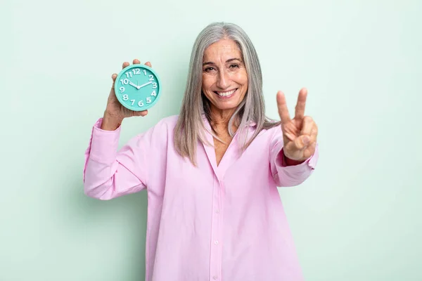 Mulher Cabelo Grisalho Meia Idade Sorrindo Olhando Amigável Mostrando Número — Fotografia de Stock