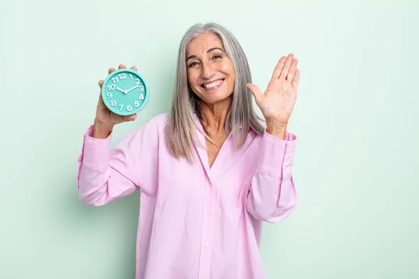 Mujer Pelo Gris Mediana Edad Sonriendo Felizmente Saludándote Saludándote Con —  Fotos de Stock