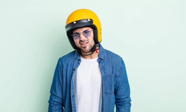 Jonge Knappe Man Die Zich Verward Verward Voelt Motorhelm Concept — Stockfoto