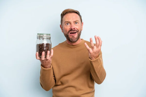 Mężczyzna Średnim Wieku Wygląda Zdesperowanego Sfrustrowanego Zestresowanego Koncepcja Ziaren Kawy — Zdjęcie stockowe