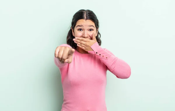 Vacker Tonåring Kvinna Skrattar Dig Pekar Kameran Och Gör Narr — Stockfoto