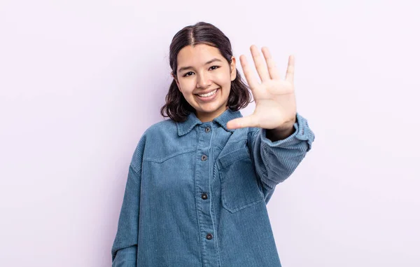 Hezká Teenager Žena Usmívá Vypadá Přátelsky Ukazuje Číslo Pět Nebo — Stock fotografie