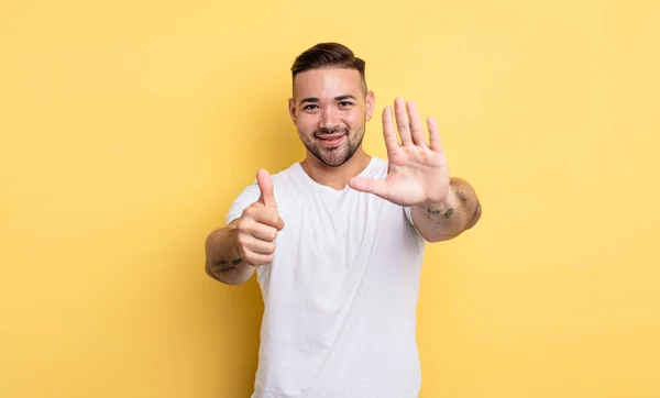 Junger Gutaussehender Mann Lächelt Und Sieht Freundlich Aus Zeigt Nummer — Stockfoto