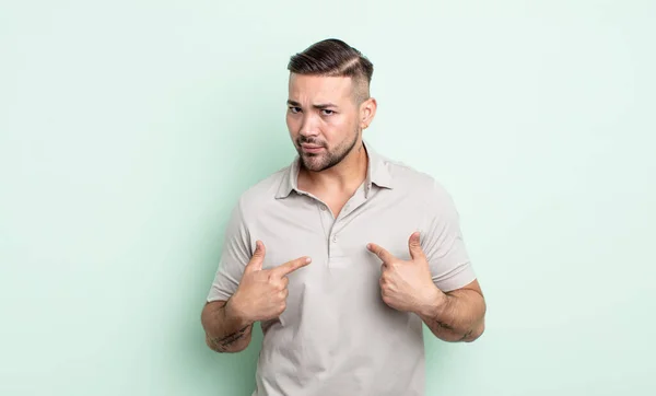 Joven Hombre Guapo Apuntando Mismo Con Una Mirada Confusa Cuestionable —  Fotos de Stock