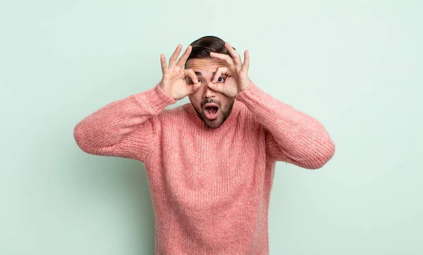 Joven Hombre Guapo Sentirse Sorprendido Sorprendido Sorprendido Sosteniendo Gafas Con — Foto de Stock