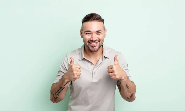 Junger Gutaussehender Mann Lächelt Breit Und Sieht Glücklich Positiv Zuversichtlich — Stockfoto