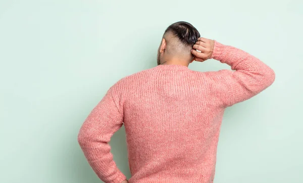 Jovem Homem Bonito Sentindo Sem Noção Confuso Pensando Uma Solução — Fotografia de Stock