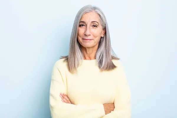 Mulher Cabelo Grisalho Meia Idade Sorrindo Para Câmera Com Braços — Fotografia de Stock