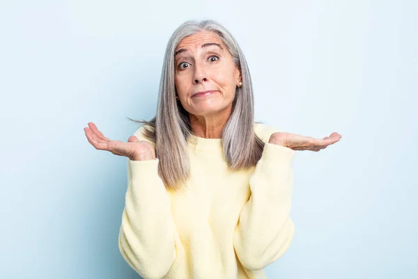 Mezza Età Capelli Grigi Donna Sentirsi Perplesso Confuso Dubitare Ponderare — Foto Stock