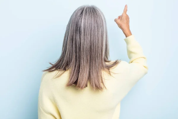 Μέση Ηλικία Γκρίζα Μαλλιά Γυναίκα Στέκεται Και Δείχνει Προς Αντικείμενο — Φωτογραφία Αρχείου