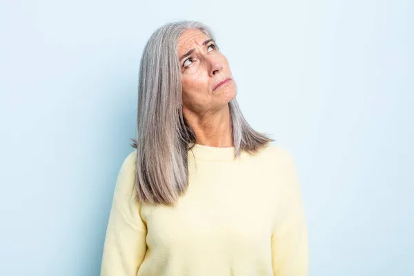 Grauhaarige Frau Mittleren Alters Mit Besorgtem Verwirrtem Ahnungslosem Gesichtsausdruck Aufblickend — Stockfoto