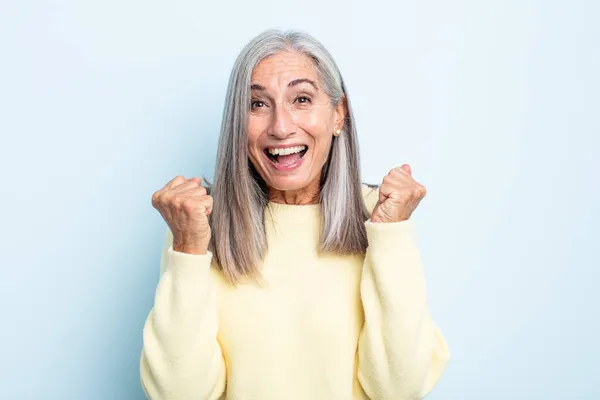 Женщина Среднего Возраста Седые Волосы Чувствует Себя Шокированным Взволнованным Счастливым — стоковое фото