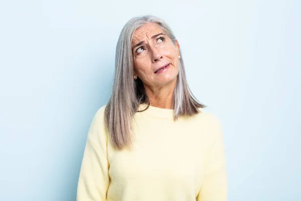 Mujer Mediana Edad Pelo Gris Buscando Preocupado Estresado Ansioso Asustado — Foto de Stock