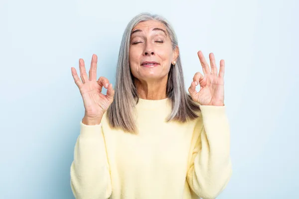 Mujer Pelo Gris Mediana Edad Que Mira Concentrada Meditando Sintiéndose — Foto de Stock