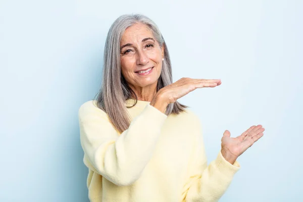 Mulher Cabelo Grisalho Meia Idade Sorrindo Sentindo Feliz Positivo Satisfeito — Fotografia de Stock