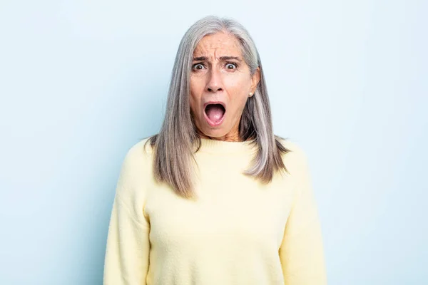 Μεσήλικας Γκρίζα Μαλλιά Γυναίκα Φαίνεται Πολύ Σοκαρισμένος Έκπληκτος Κοιτάζοντας Ανοιχτό — Φωτογραφία Αρχείου