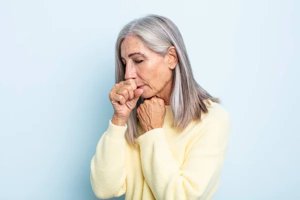 Orta Yaşlı Gri Saçlı Boğazı Ağrıyan Grip Belirtileri Gösteren Ağzı — Stok fotoğraf