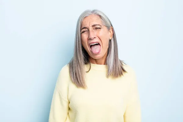 Frau Mittleren Alters Mit Grauem Haar Fröhlich Unbeschwert Rebellisch Scherzt — Stockfoto