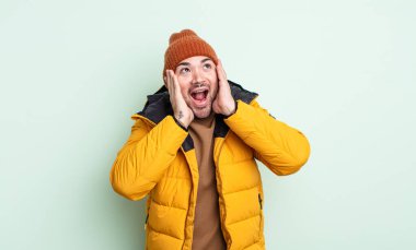 Genç yakışıklı adam mutlu, heyecanlı ve şaşırmış hissediyor. Soğuk hava kavramı