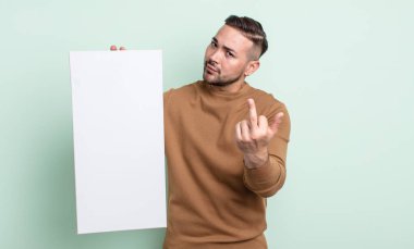 Genç ve yakışıklı bir adam sinirli, sinirli, asi ve agresif hissediyor. boş tuval kavramı