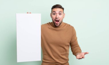 Genç yakışıklı adam, inanılmaz bir sürprizle şaşkına dönmüş ve hayrete düşmüştü. boş tuval kavramı