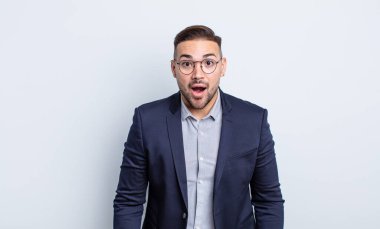 Genç ve yakışıklı bir adam çok şaşırmış ya da şaşkın görünüyor. İş adamı konsepti