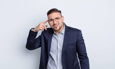 Genç yakışıklı adam kafası karışık ve şaşkın hissediyor, deli olduğunu gösteriyor. İş adamı konsepti