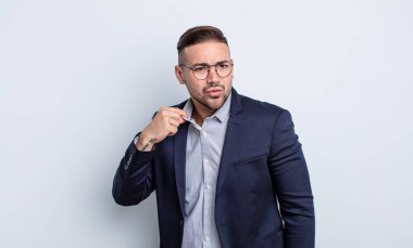 Genç ve yakışıklı adam stresli, endişeli, yorgun ve hayal kırıklığına uğramış hissediyor. İş adamı konsepti