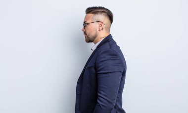 Profilde genç yakışıklı bir adam hayal kuruyor, hayal kuruyor ya da hayal kuruyor. İş adamı konsepti