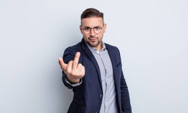 Genç ve yakışıklı bir adam sinirli, sinirli, asi ve agresif hissediyor. İş adamı konsepti