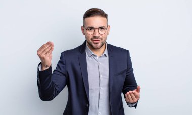 Genç yakışıklı adam kapiş ya da para hareketi yapıyor, sana ödemeni söylüyor. İş adamı konsepti