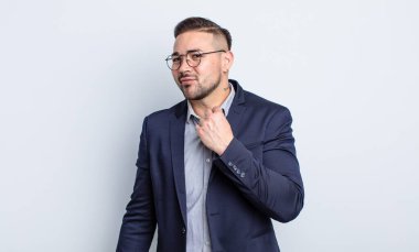 Genç yakışıklı adam kibirli, başarılı, pozitif ve gururlu görünüyor. İş adamı konsepti