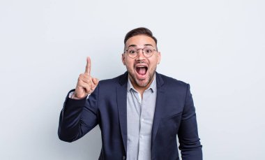 Genç yakışıklı bir adam bir fikri fark ettikten sonra mutlu ve heyecanlı bir dahi gibi hissediyor. İş adamı konsepti