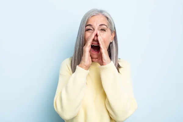 Mujer Pelo Gris Mediana Edad Sintiéndose Feliz Emocionada Positiva Dando — Foto de Stock