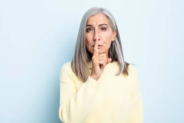 Mulher Cabelo Grisalho Meia Idade Olhando Sério Cruz Com Dedo — Fotografia de Stock