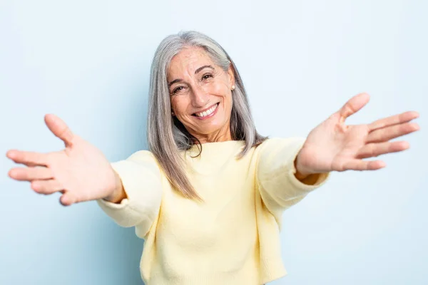 Mulher Cabelo Grisalho Meia Idade Sorrindo Alegremente Dando Abraço Boas — Fotografia de Stock