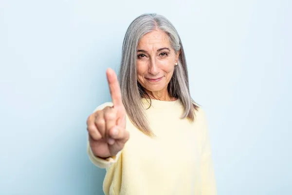 Mulher Cabelo Grisalho Meia Idade Sorrindo Orgulhosa Confiantemente Fazendo Pose — Fotografia de Stock