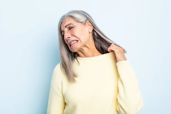 Frau Mittleren Alters Mit Grauen Haaren Fühlt Sich Gestresst Ängstlich — Stockfoto