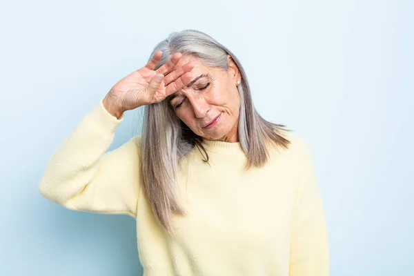 Orta Yaşlı Gri Saçlı Kadın Stresli Yorgun Hayal Kırıklığına Uğramış — Stok fotoğraf