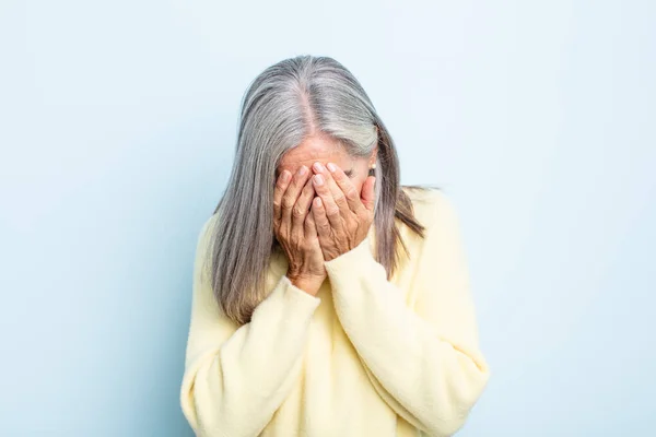 Μέση Ηλικία Γκρίζα Μαλλιά Γυναίκα Αισθάνεται Λυπημένος Απογοητευμένος Νευρικός Και — Φωτογραφία Αρχείου