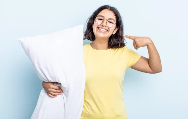 Bella Giovane Donna Sorridente Con Fiducia Indicando Proprio Ampio Sorriso — Foto Stock