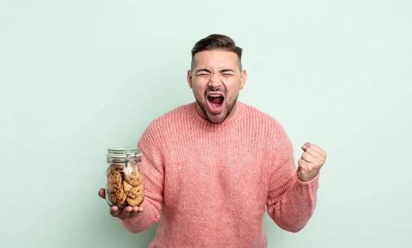 Joven Hombre Guapo Gritando Agresivamente Luciendo Muy Enojado Concepto Botella — Foto de Stock