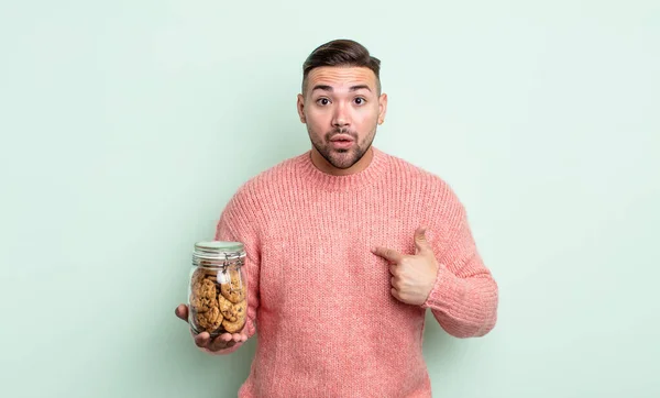 Joven Hombre Guapo Mirando Sorprendido Sorprendido Con Boca Abierta Apuntando — Foto de Stock