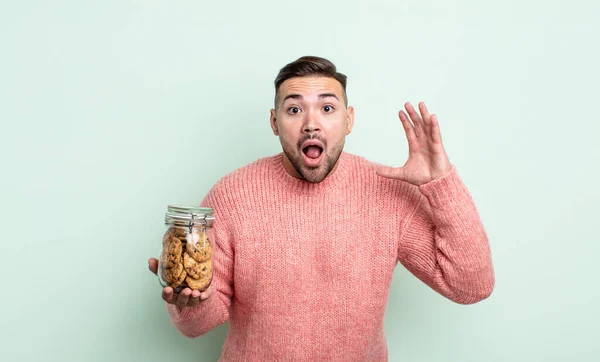 Joven Hombre Guapo Gritando Con Las Manos Alto Concepto Botella — Foto de Stock